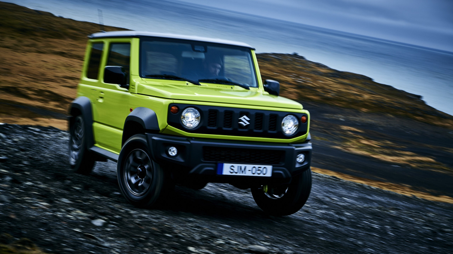 Suzuki JIMNY driving on a rocky road